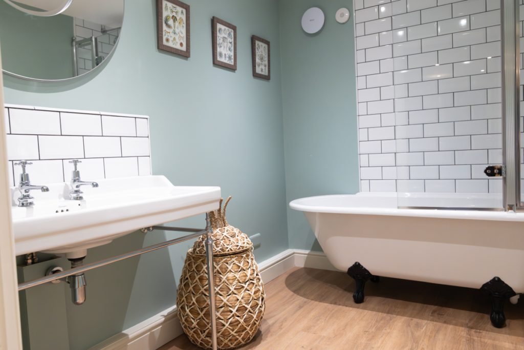 Shearsby Bath - The Courtyard Suite - Countryside Accommodation - 02